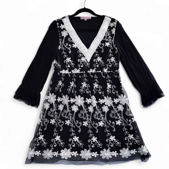 Young Essence Dresses & Skirts - Young Essence Womens Embroidered Floral Ribbon Mini Dress Size Large